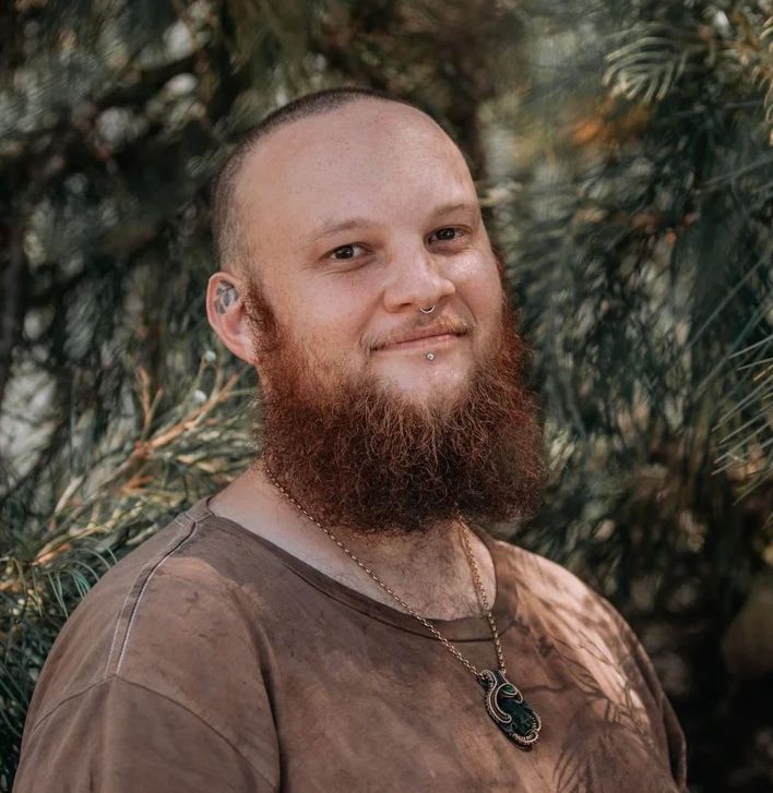 Norton Fredericks is a queer visual artist and workshop facilitator who has mixed European and Aboriginal Australian (Murri) heritage and currently lives on Kombumerri Country, Gold Coast. Their work is at the intersection of science and art, exploring the dialogue between environmental sustainability, queer ecologies and First Nations knowledges. 